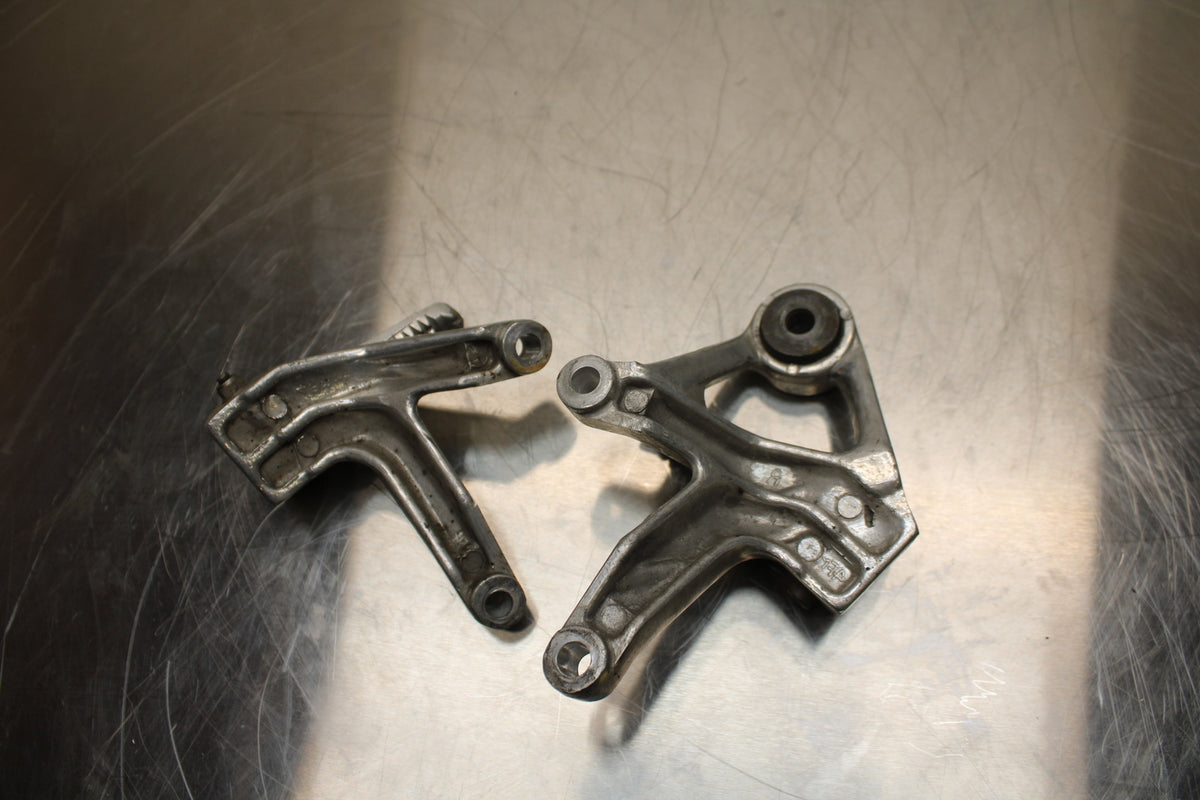 96 YAMAHA YZF750R REAR BACK PASSENGER PEG SET PAIR BB137