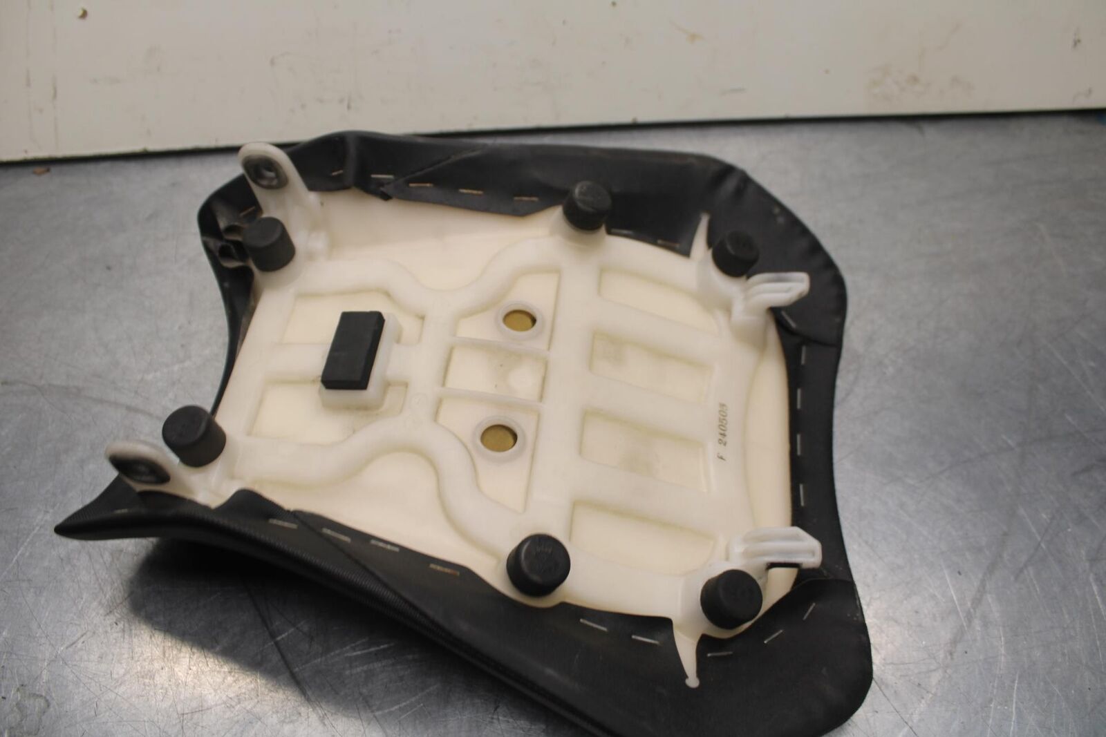 2011 Suzuki GSXR600 FRONT DRIVERS SEAT PAD SADDLE 45100-14J10-DW2 BB602