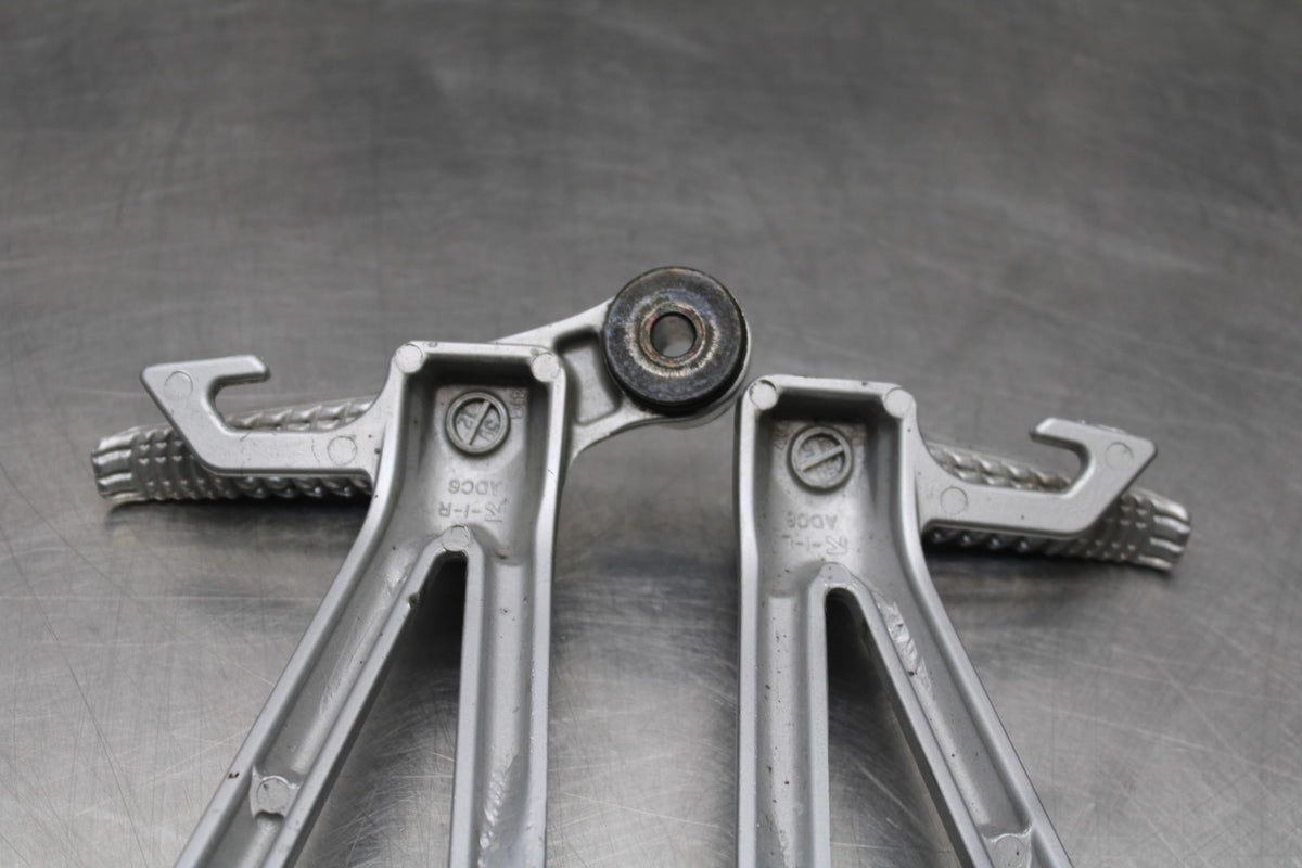 05-06 SUZUKI GSXR1000 REAR BACK PASSENGER PEG SET PAIR BB857