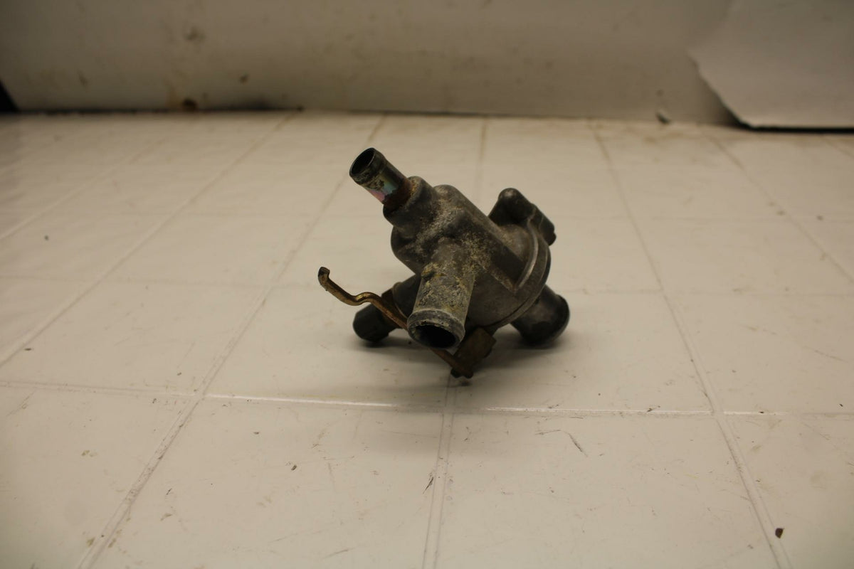 00-01 HONDA RVT1000R RC51 THERMOSTAT W HOUSING ASSEMBLY BB03b