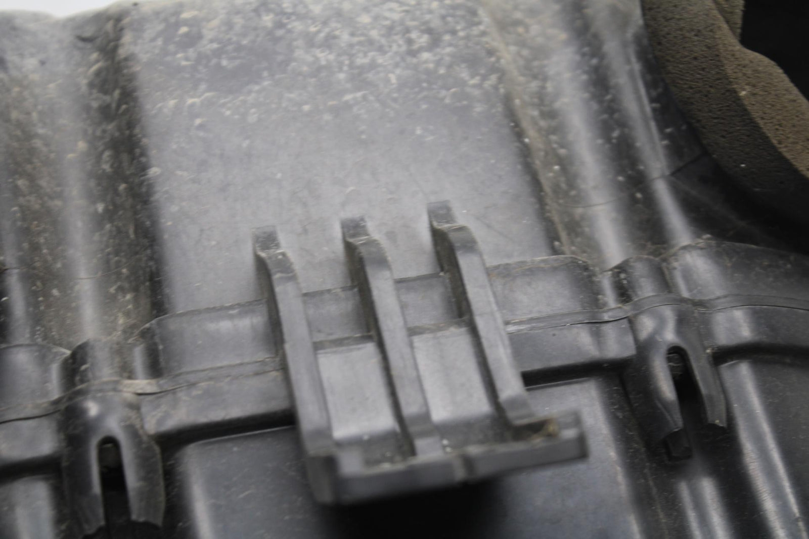 01-03 SUZUKI GSXR600 AIRBOX AIR INTAKE FILTER BOX 13700-39F00 BB633
