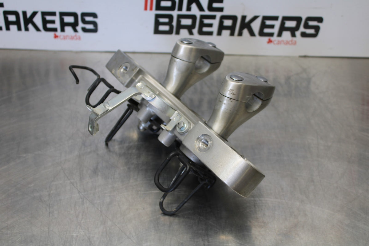 09 YAMAHA V STAR 950 FORKS UPPER TRIPLE TREE CLAMP BB172