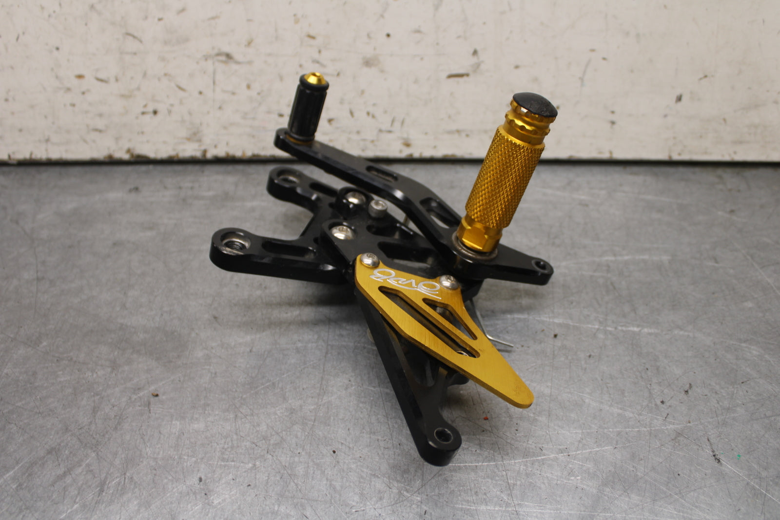 09-14 YAMAHA YZF R1 AFTERMARKET RIGHT REARSET REAR SET FOOT PEG REST STOP BB696