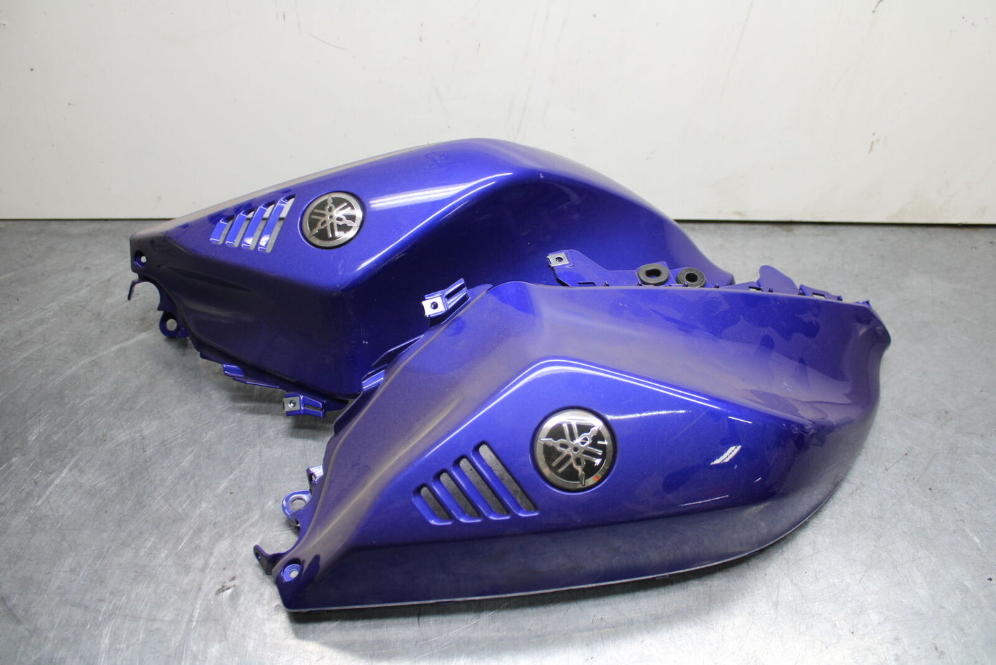22-23 YAMAHA YZF R7 GAS TANK FUEL CELL COVER FAIRING COWL BB583