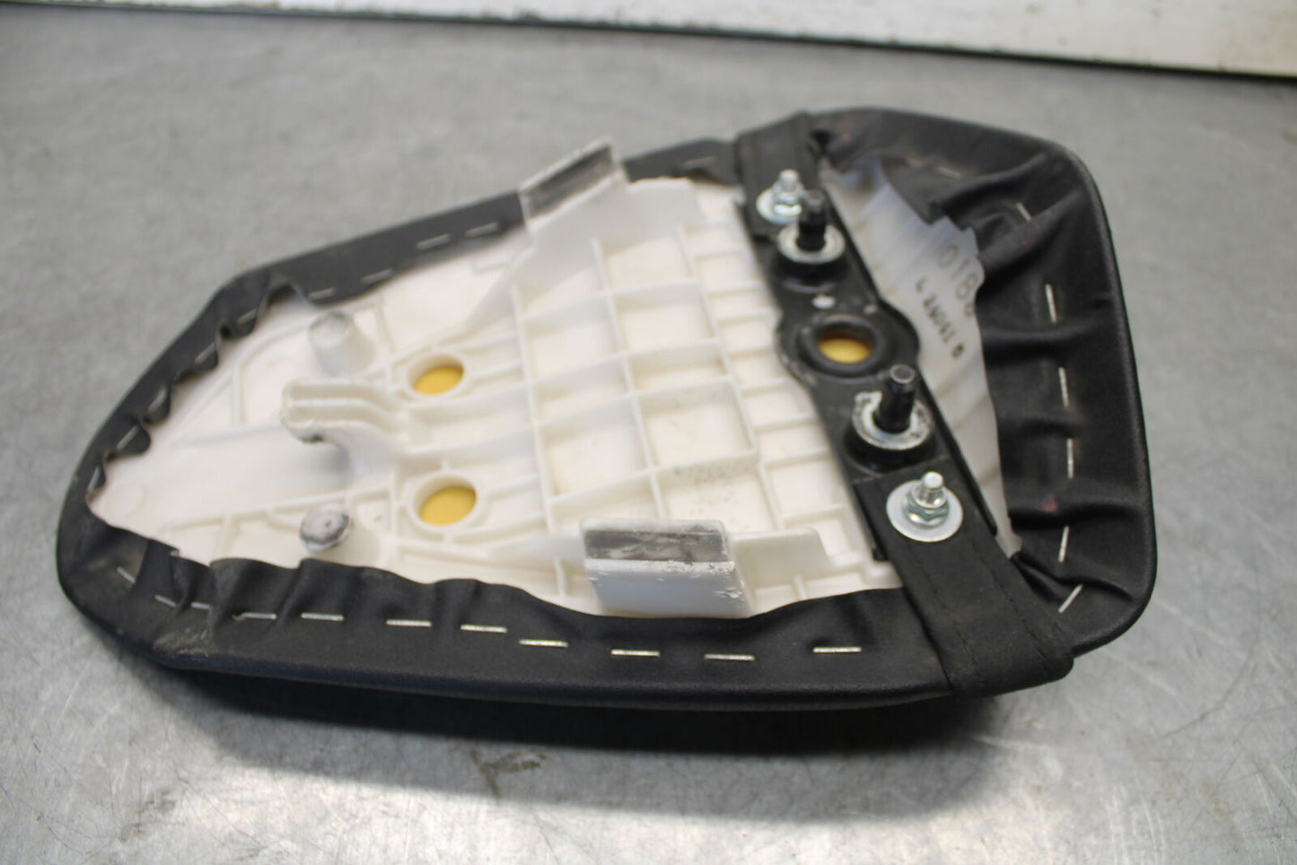 21 KAWASAKI NINJA ZX6R REAR BACK PASSENGER TANDEM SEAT PAD SADDLE PILLION BB647