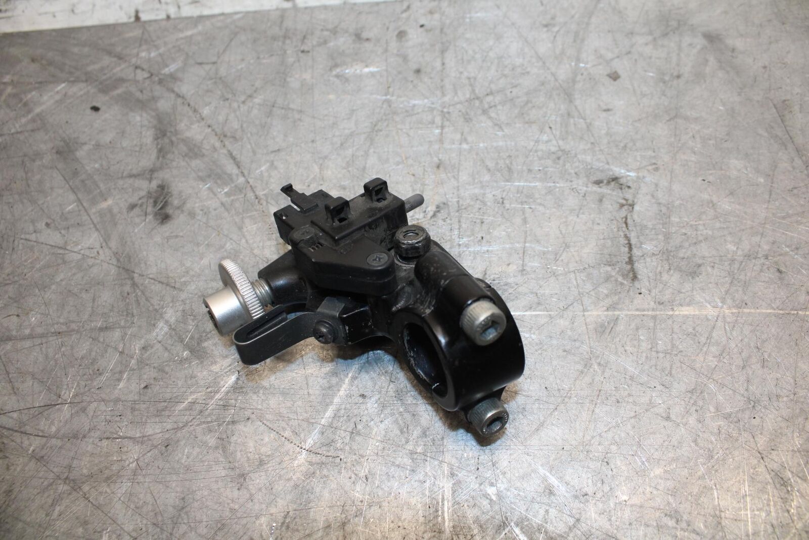 2009 Kawasaki Ninja ZX6R ZX600R CLUTCH LEVER PERCH MOUNT BRACKET 13091-1624 BB44