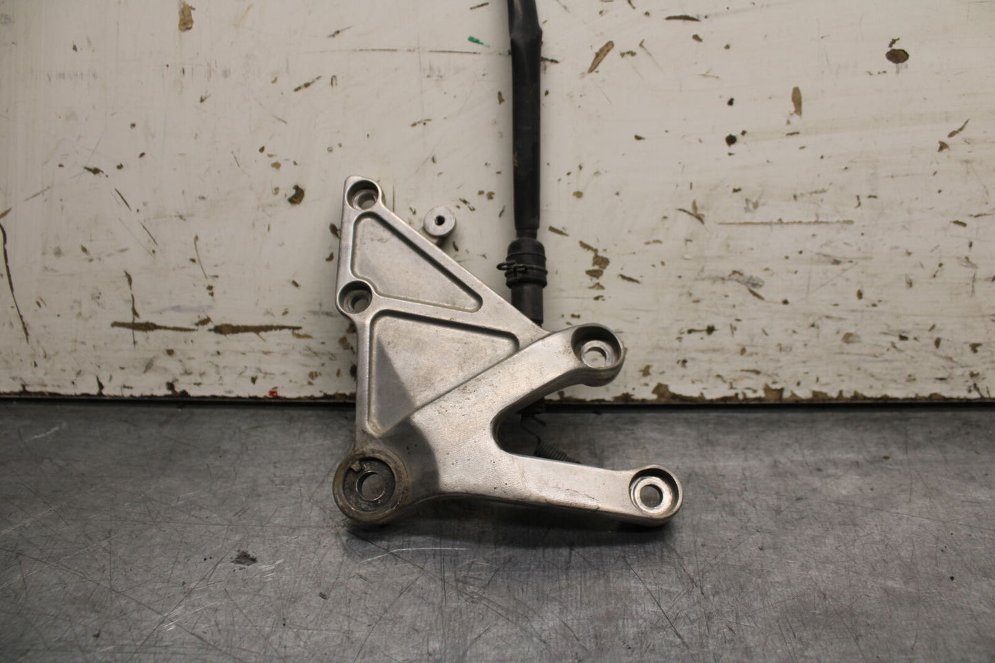 05-06 HONDA CBR600RR RIGHT REARSET REAR SET DRIVER FOOT PEG BRACKET MOUNT BB739