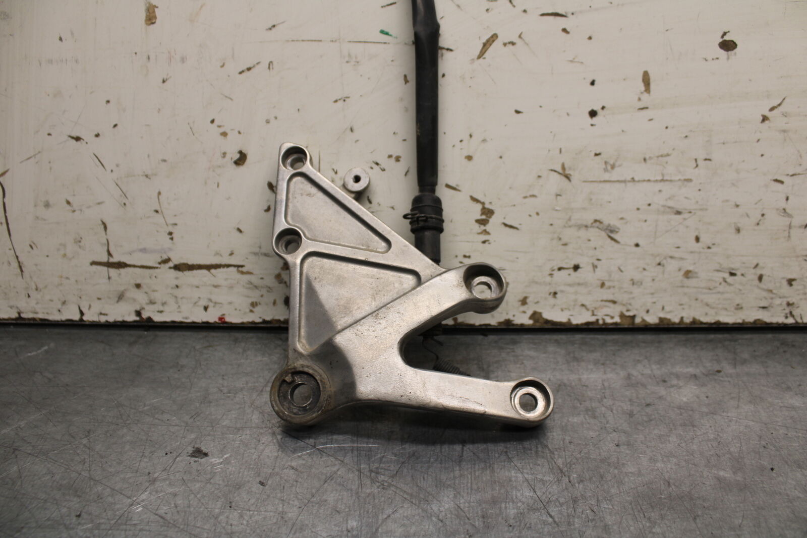 05-06 HONDA CBR600RR RIGHT REARSET REAR SET DRIVER FOOT PEG BRACKET MOUNT BB739
