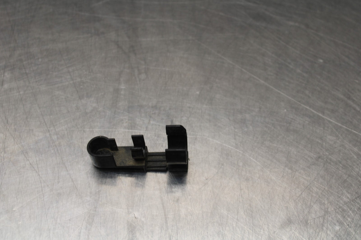 05 YAMAHA YZF R6 FUEL HOSE GAS LINE CLIP Does Not Apply BB858