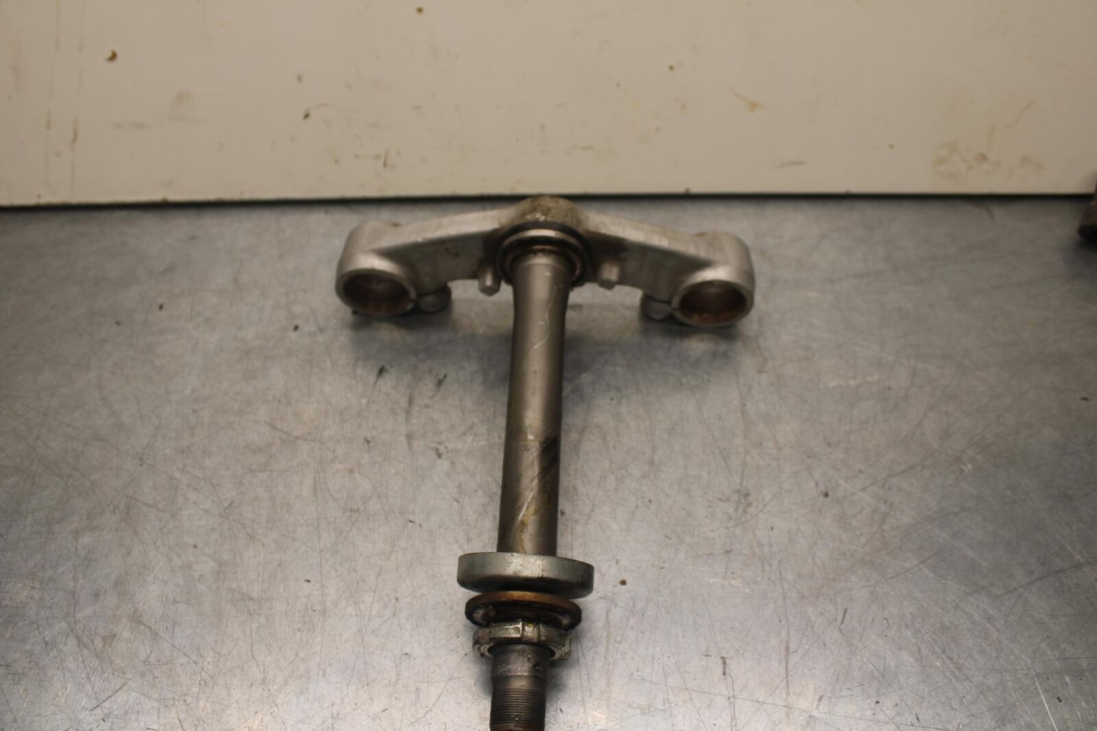 1988 Yamaha FZ600 FRONT FORKS CLAMP LOWER TRIPLE TREE STEM BB601