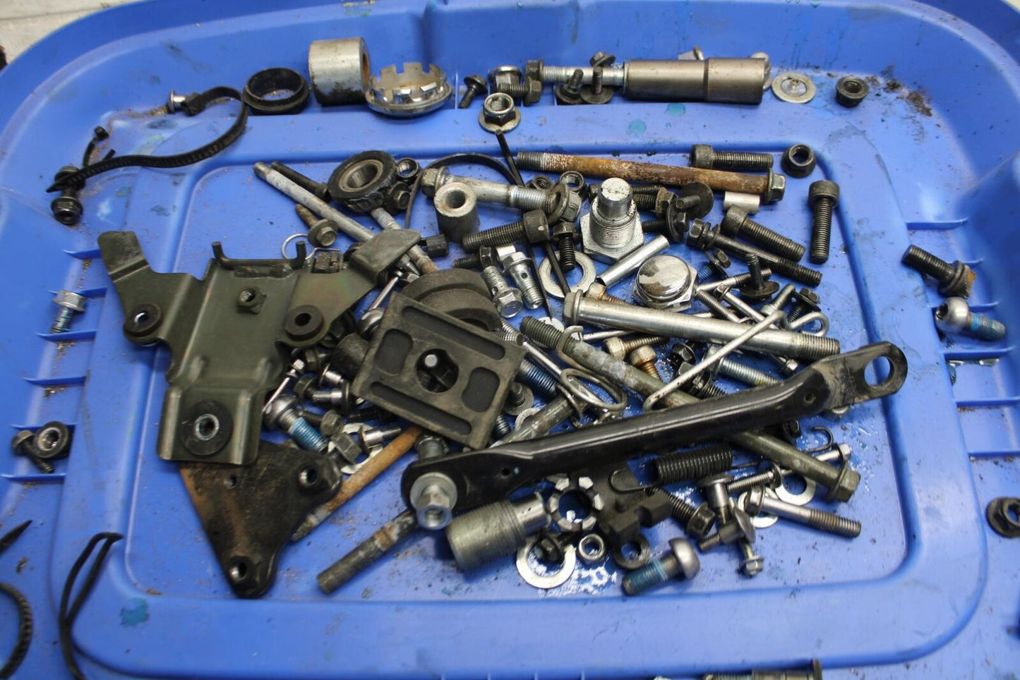 2007 Suzuki Boulevard M50 LEFTOVER MOUNTING BOLTS HARDWARE MOTOR SCREWS BB537