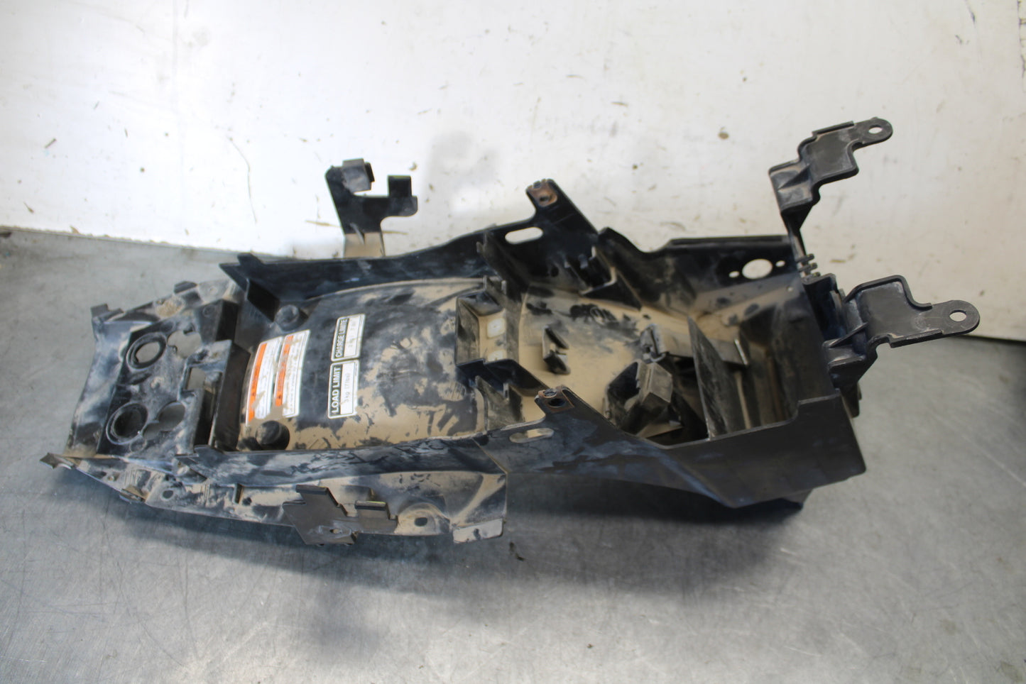 09-15 YAMAHA FZ6R REAR BACK TAIL UNDERTAIL BATTERY TRAY PLASTIC BB686