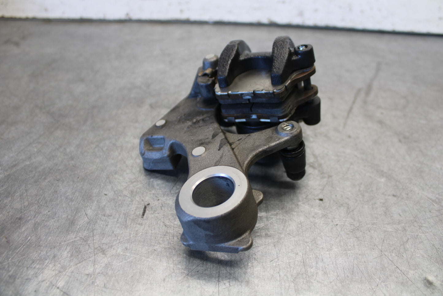11-24 SUZUKI GSXR750 REAR BACK BRAKE CALIPER W MOUNT BRACKET BB687