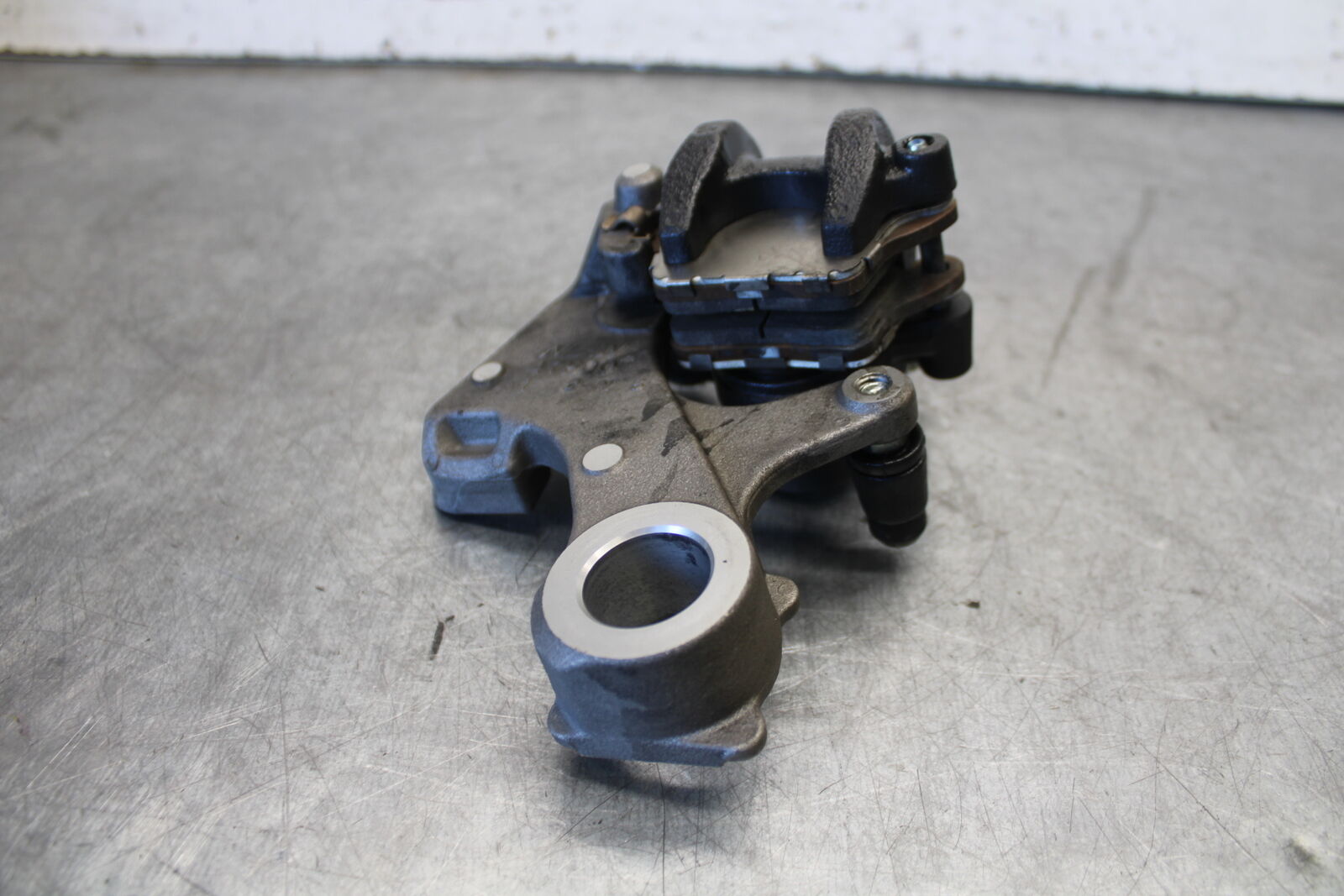 11-24 SUZUKI GSXR750 REAR BACK BRAKE CALIPER W MOUNT BRACKET BB687