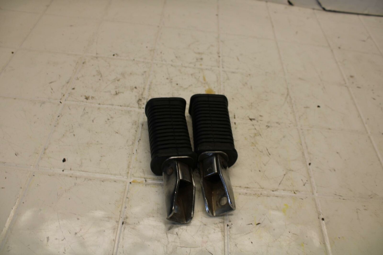 80-83 SUZUKI GS750E REAR BACK PASSENGER PEG SET PAIR BB19