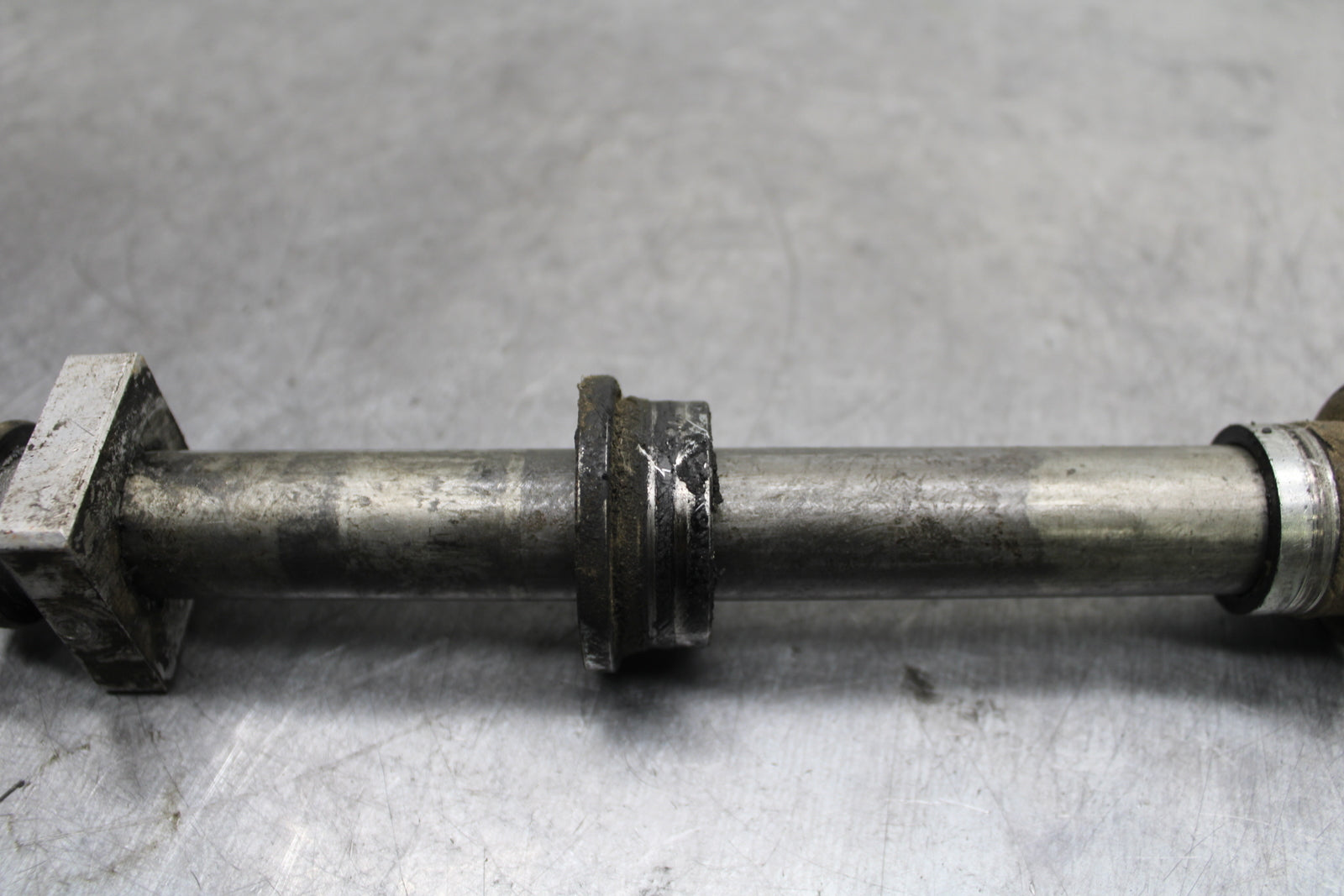 93-94 KAWASAKI NINJA ZX7R REAR AXLE BACK WHEEL RIM PIVOT BOLT AXEL BB122