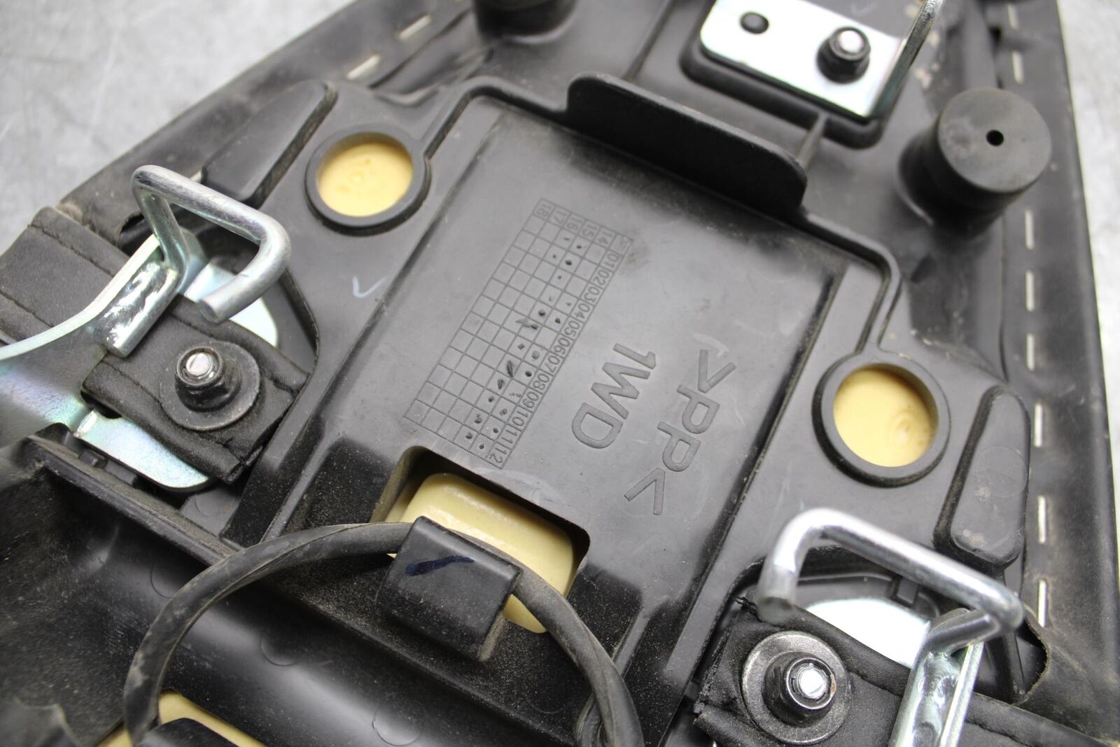 2015 Yamaha YZF R3 REAR BACK PASSENGER TANDEM SEAT PAD SADDLE PILLION BB526