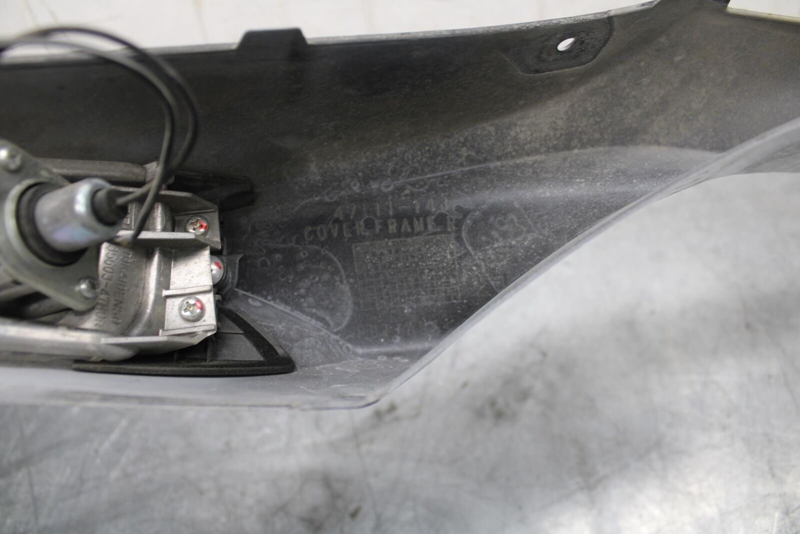 13 SUZUKI GSXR750 RIGHT REAR BACK TAIL FAIRING COWL SHROUD BB474