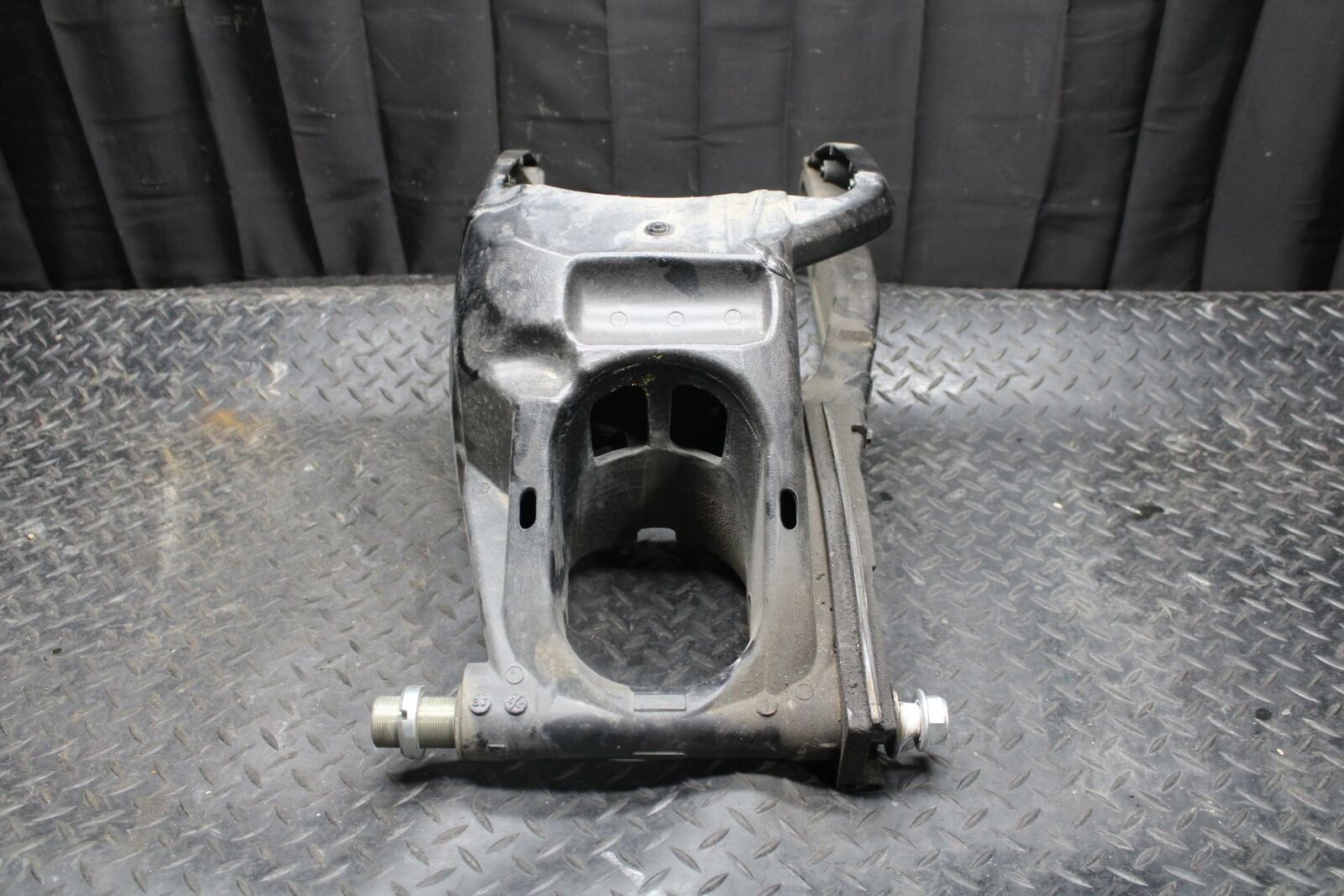 08-09 SUZUKI GSXR750 REAR SWINGARM BACK SWING ARM 61000-01H10-YAP  BB208