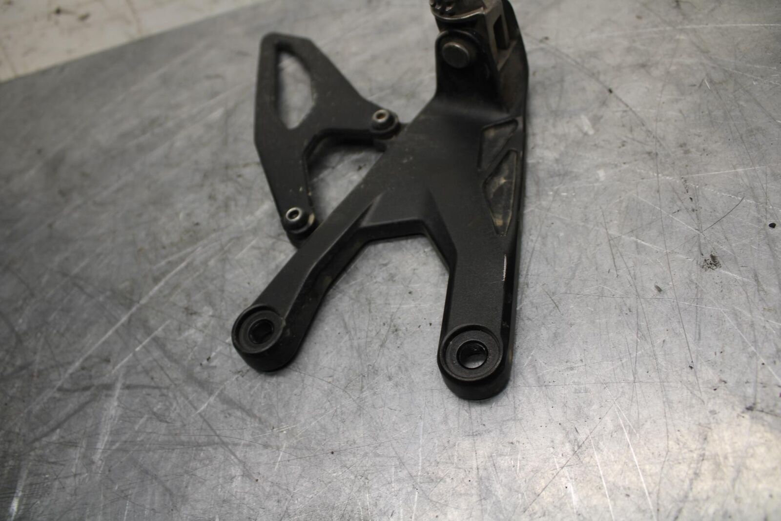 18 YAMAHA YZF R1  LEFT REARSET REAR SET DRIVER FOOT PEG REST STOP BB473