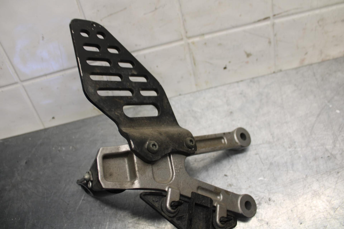 07 YAMAHA YZF R6 2c0 LEFT REARSET REAR SET DRIVER FOOT PEG BRACKET MOUNT