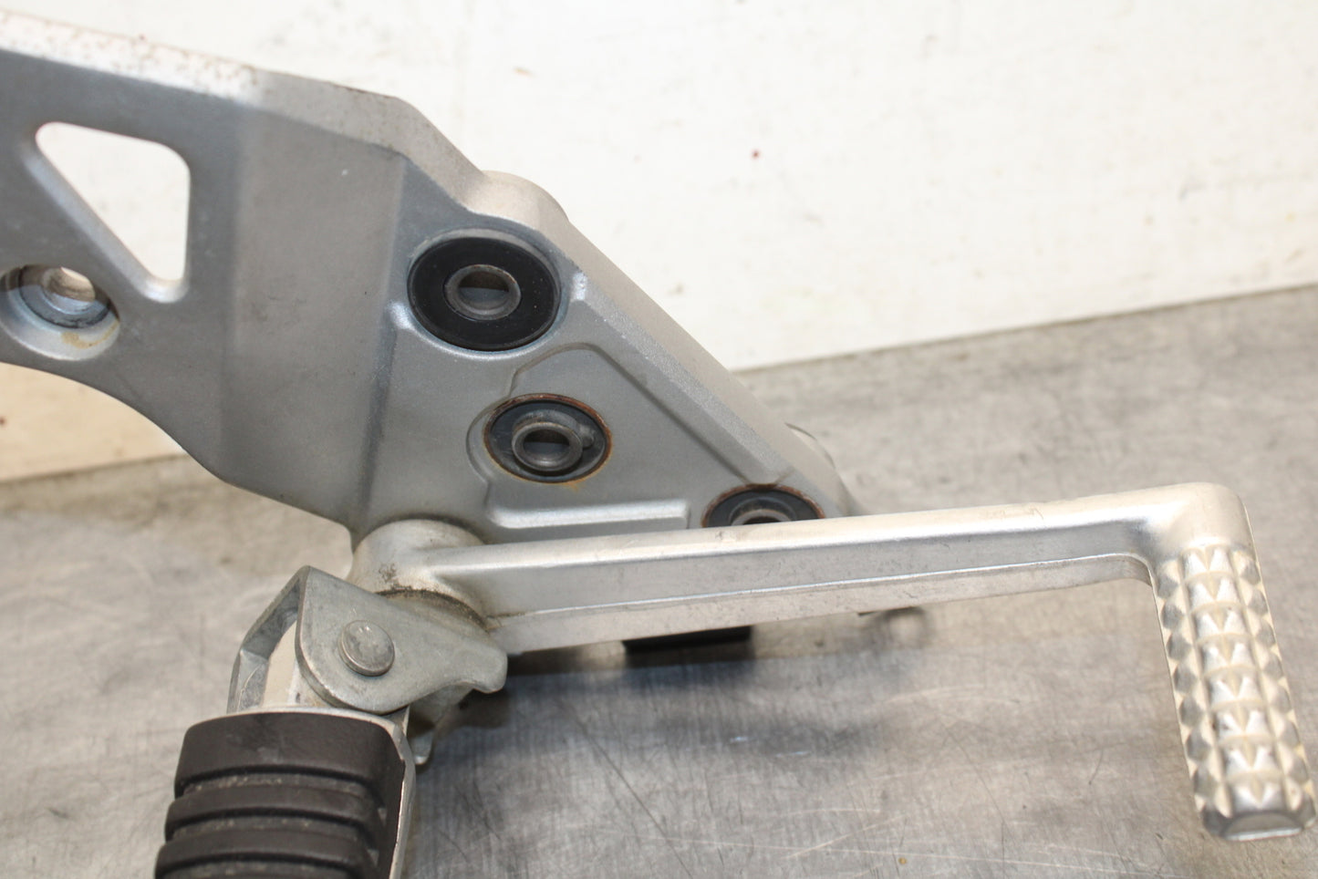 13-16 SUZUKI BANDIT 1250S ABS RIGHT REARSET DRIVER FOOT PEG REST STOP BB134
