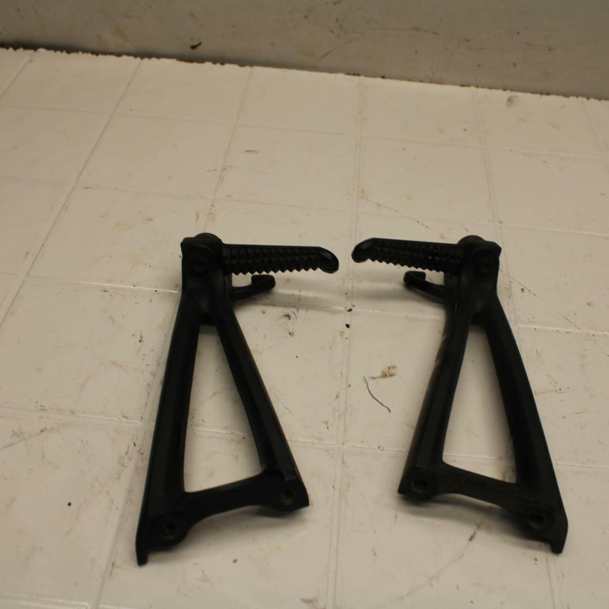 08-16 YAMAHA YZF R6 REAR BACK PASSENGER PEG SET PAIR BB406