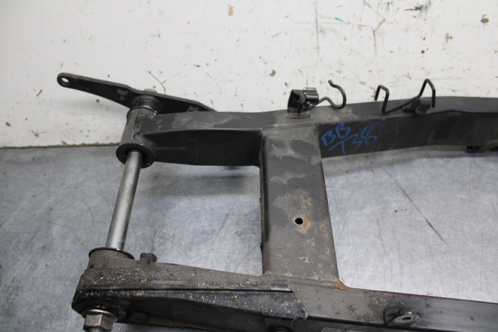 19-22 KAWASAKI Z400 REAR SWINGARM BACK SUSPENSION SWING ARM BB738