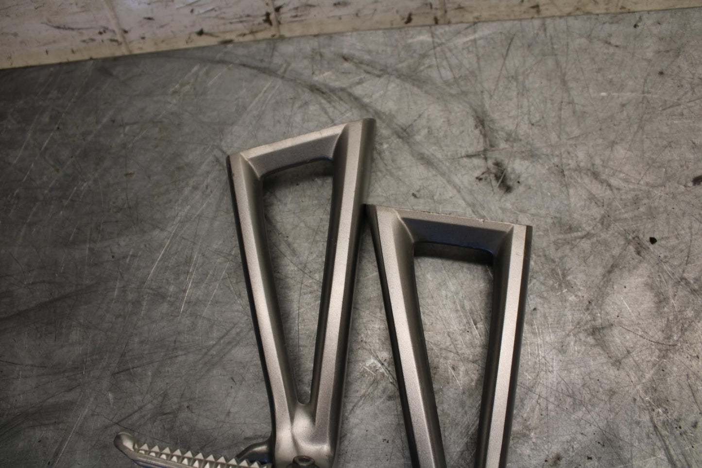 2009 Yamaha YZF R6 REAR BACK PASSENGER PEG SET PAIR 2C0-2741L-00-00 BB532