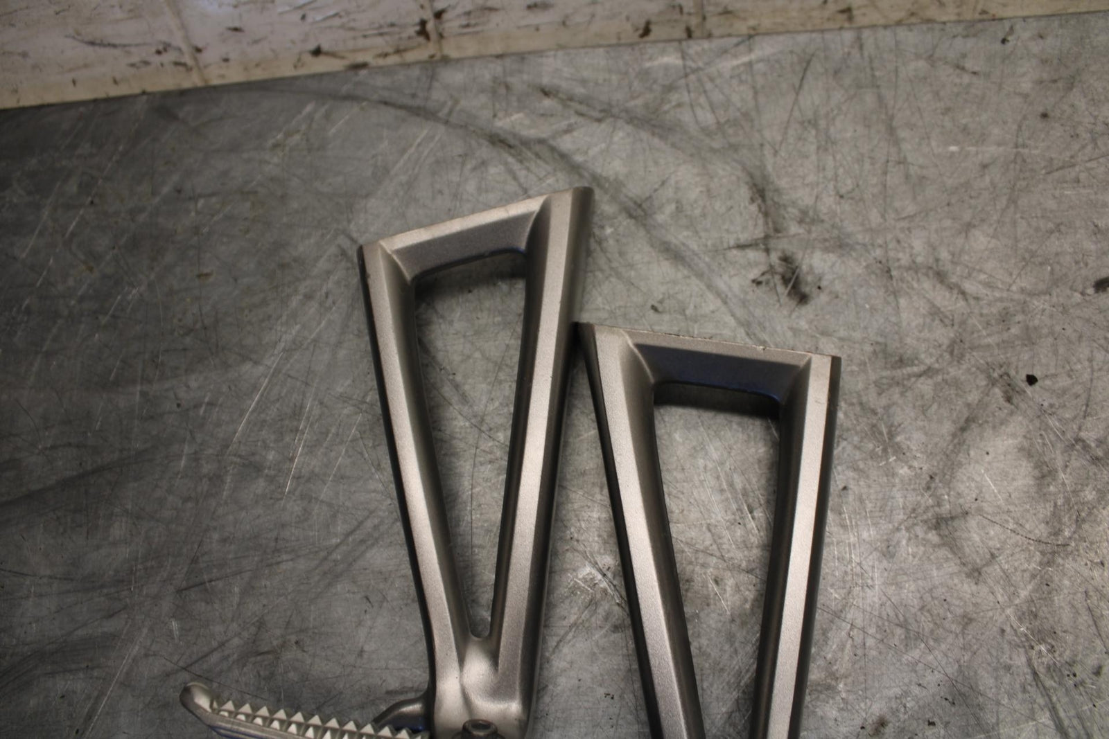 2009 Yamaha YZF R6 REAR BACK PASSENGER PEG SET PAIR 2C0-2741L-00-00 BB532