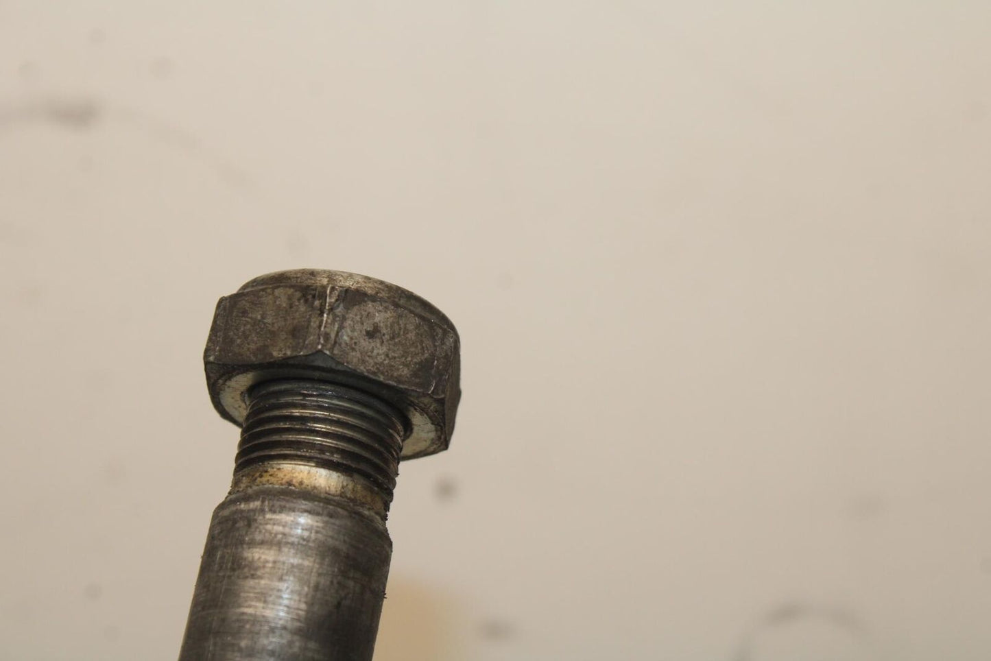 2004 Honda CBR600F4i REAR AXLE BACK WHEEL RIM BOLT AXEL 42301-MAS-000 BB606