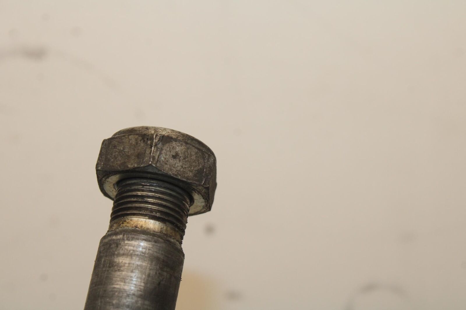 2004 Honda CBR600F4i REAR AXLE BACK WHEEL RIM BOLT AXEL 42301-MAS-000 BB606
