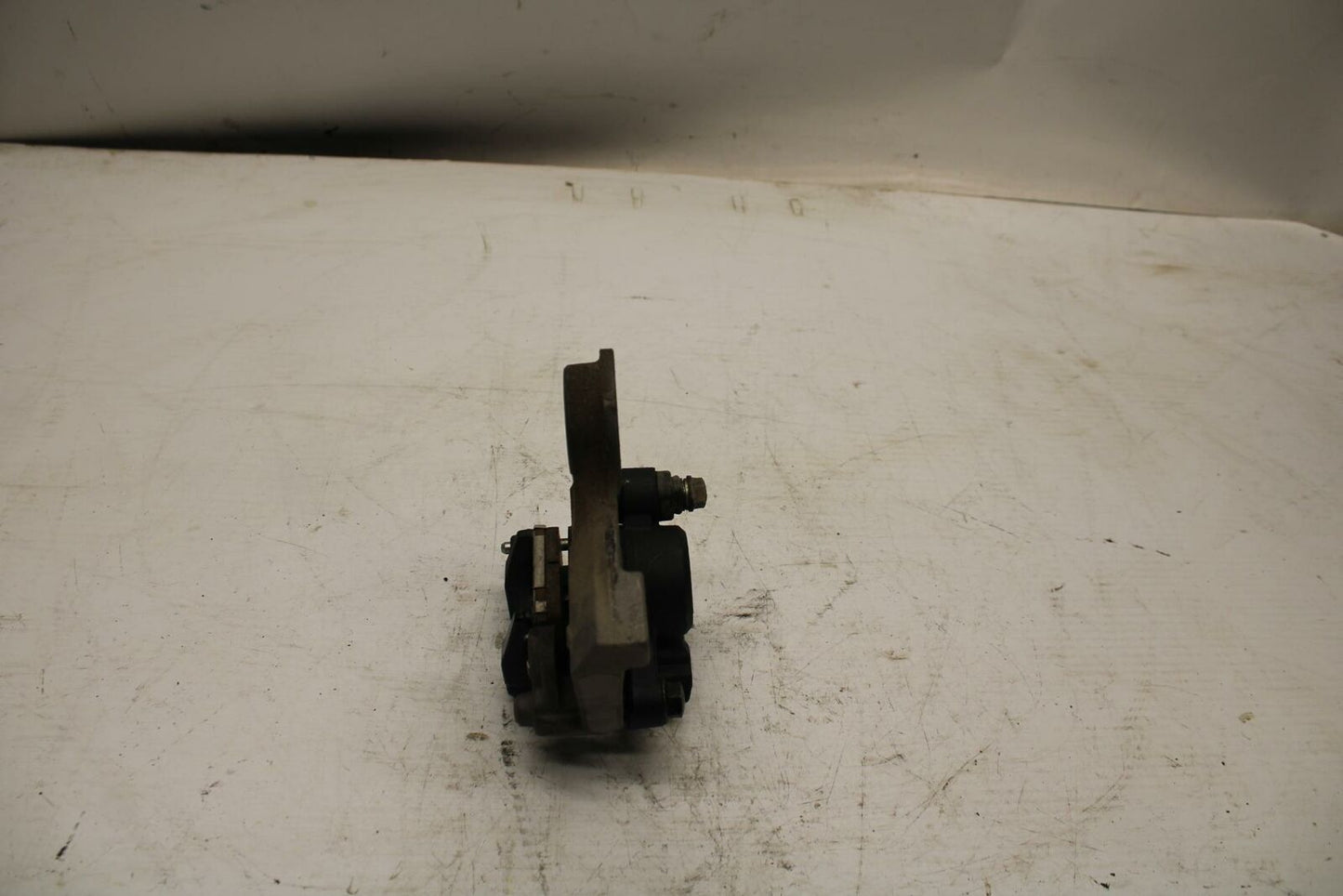 08-17 YAMAHA YZF R6 REAR BACK BRAKE CALIPER W MOUNT BRACKET BB354