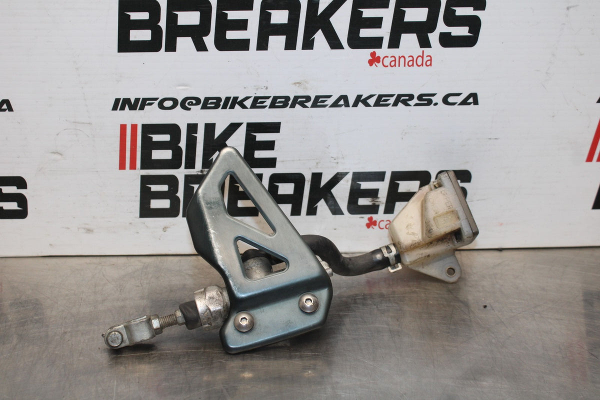 00 SUZUKI GSXR750 REAR BACK BRAKE MASTER CYLINDER W RESERVOIR BB820