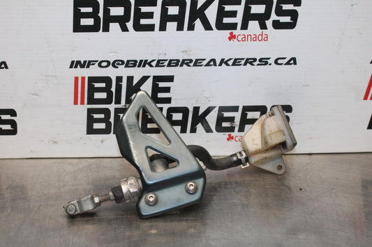 00 SUZUKI GSXR750 REAR BACK BRAKE MASTER CYLINDER W RESERVOIR BB820