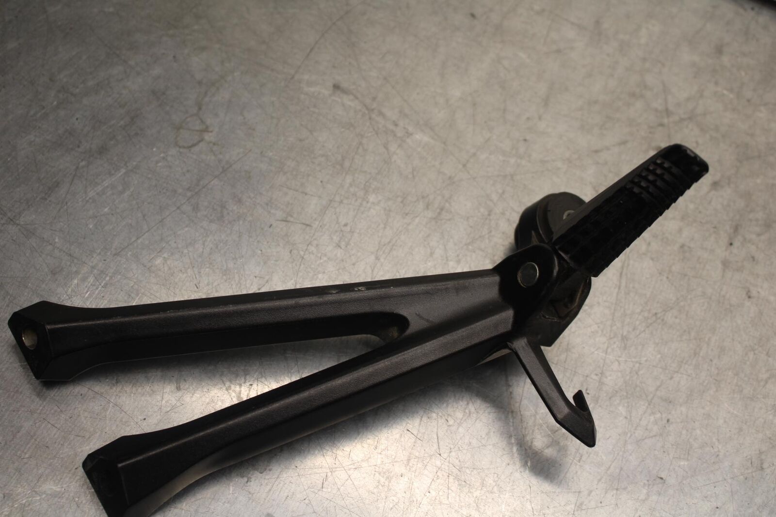2011 Suzuki GSXR600 REAR BACK PASSENGER PEG SET PAIR BB602