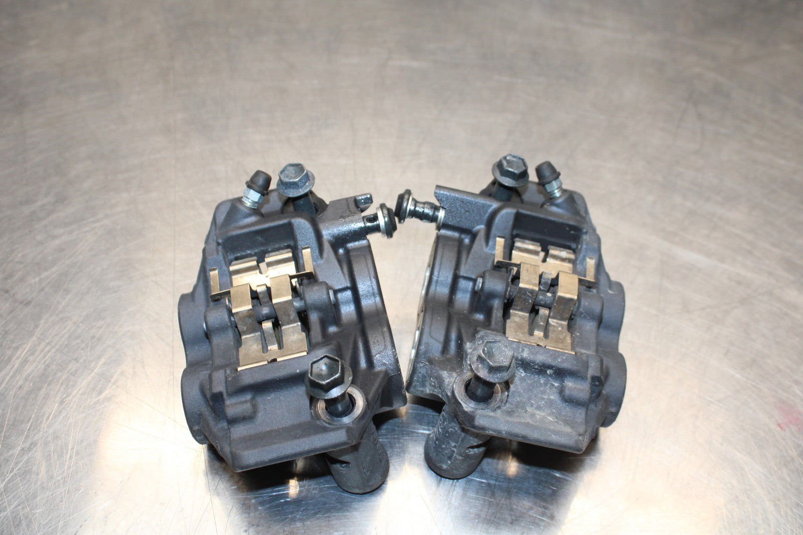 22-25 YAMAHA YZF R7 RIGHT LEFT FRONT BRAKE CALIPER SET PAIR CALIPERS BB176