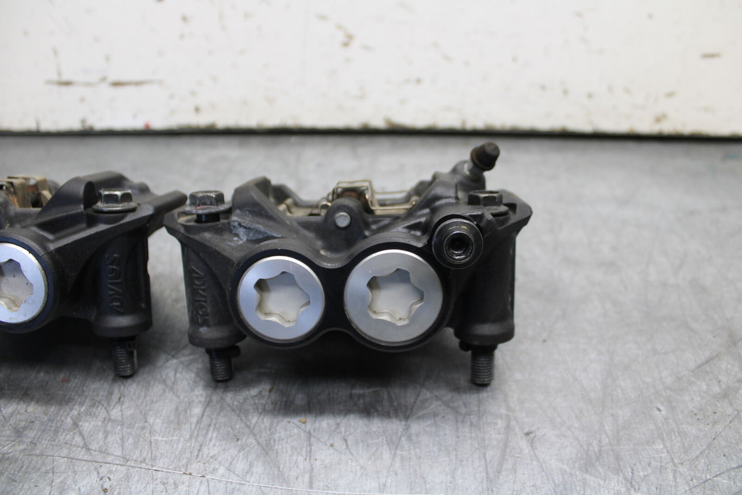 22-24 YAMAHA XSR900 RIGHT LEFT FRONT BRAKE CALIPER SET PAIR CALIPERS BB710
