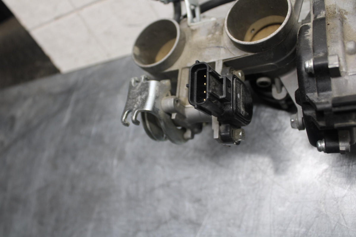 2016 Yamaha XSR900 ABS MAIN FUEL INJECTORS / THROTTLE BODIES BB516