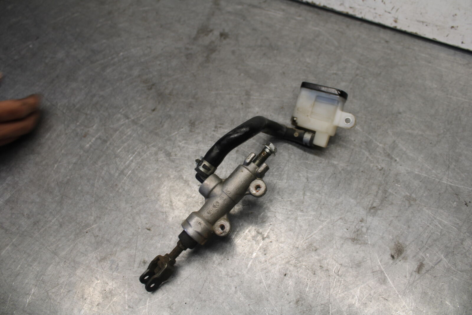 06-07 SUZUKI GSXR 600 REAR BACK BRAKE MASTER CYLINDER W RESERVOIR BB694