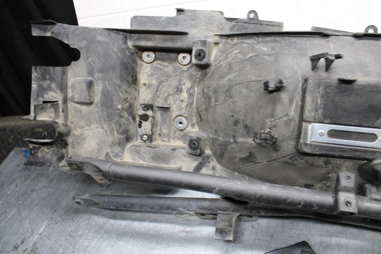 07-08 KAWASAKI CONCOURS 1400 ABS REAR BACK TAIL SUBFRAME SUB FRAME BB449