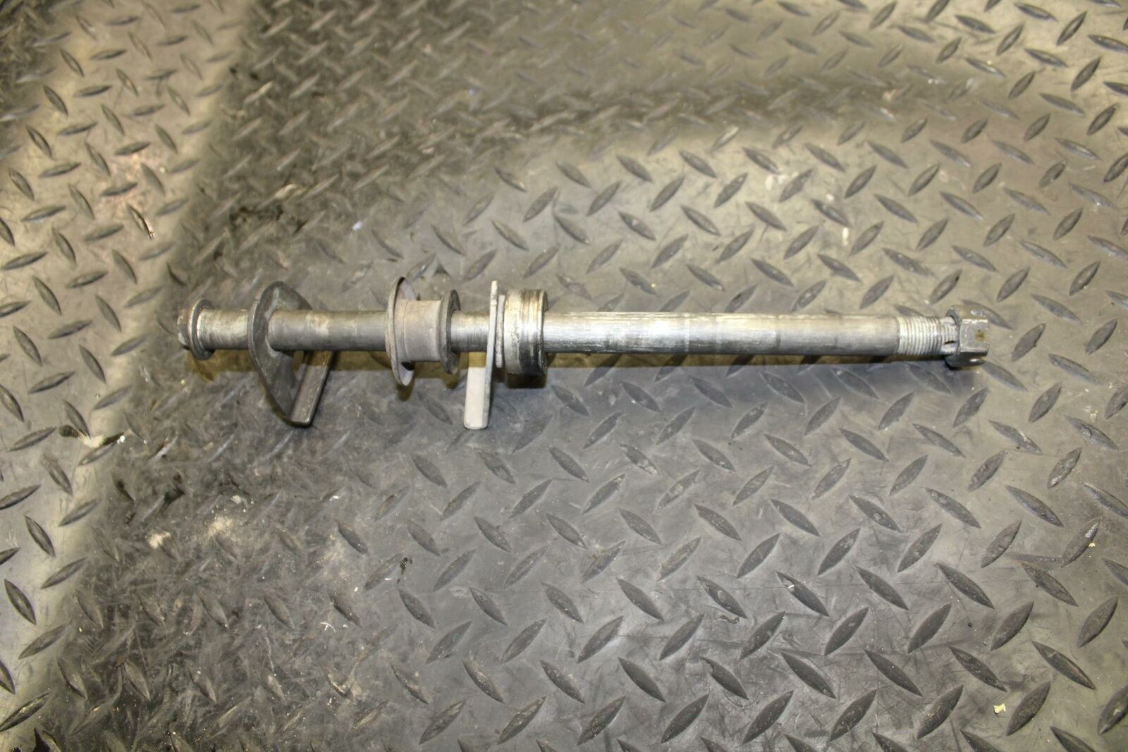 05-06 SUZUKI KATANA 750 GSX750F REAR AXLE BACK WHEEL RIM PIVOT BOLT AXEL bb166