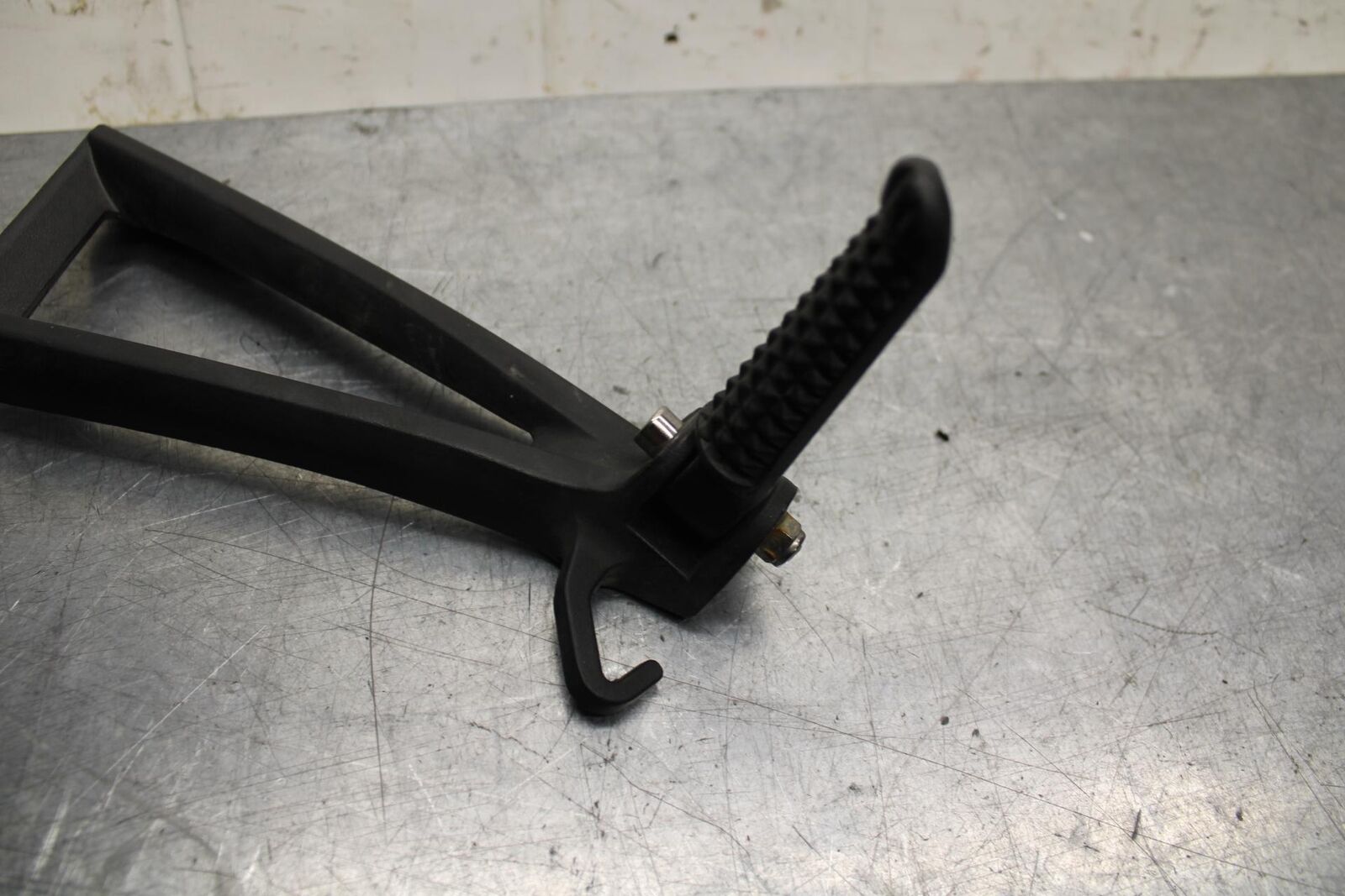 07 YAMAHA YZF R6 2c0 RIGHT REAR BACK PASSENGER PEG BB75