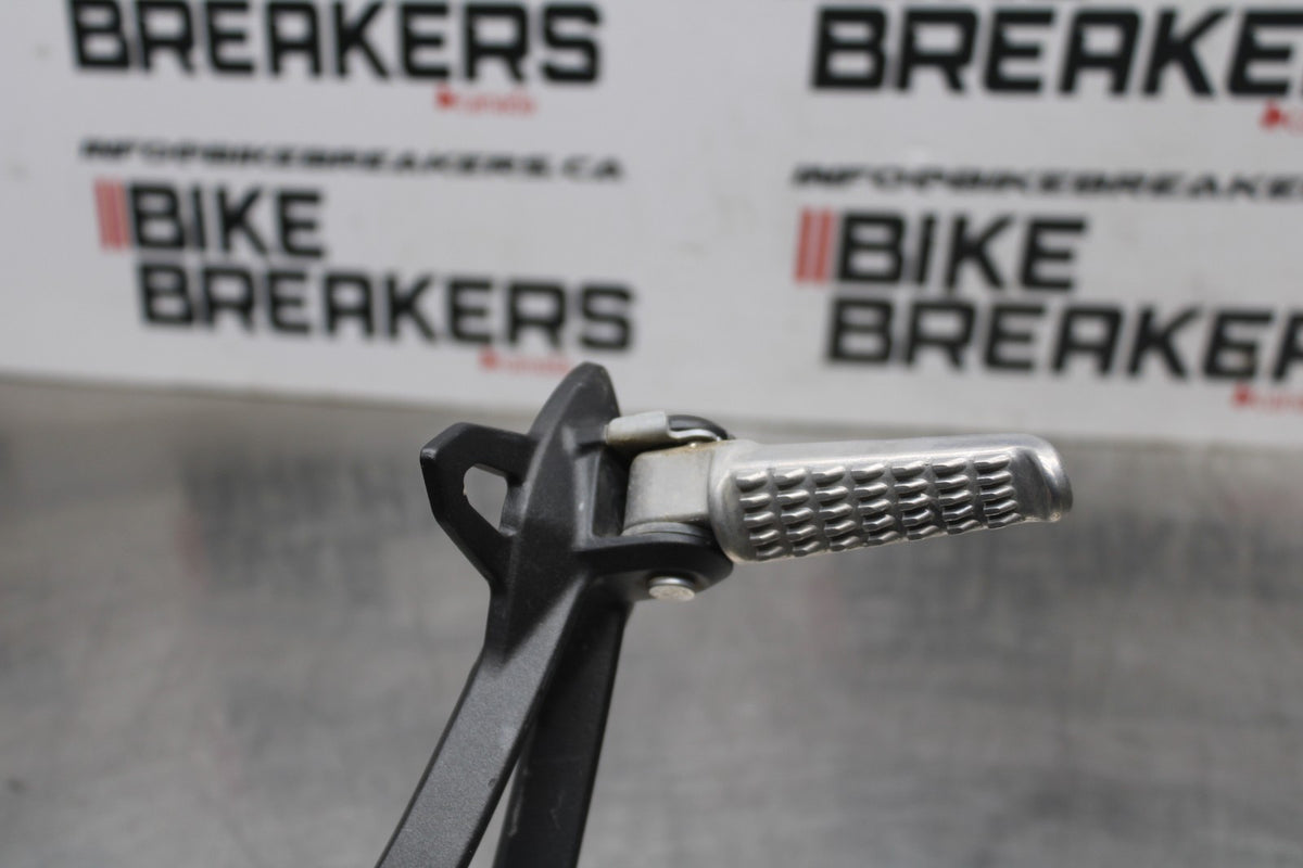 24-25 KAWASAKI NINJA ZX6R LEFT REAR BACK PASSENGER PEG BB785