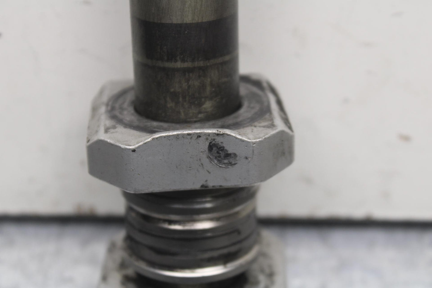 05 YAMAHA YZF R6S REAR AXLE BACK WHEEL RIM PIVOT BOLT AXEL BB50