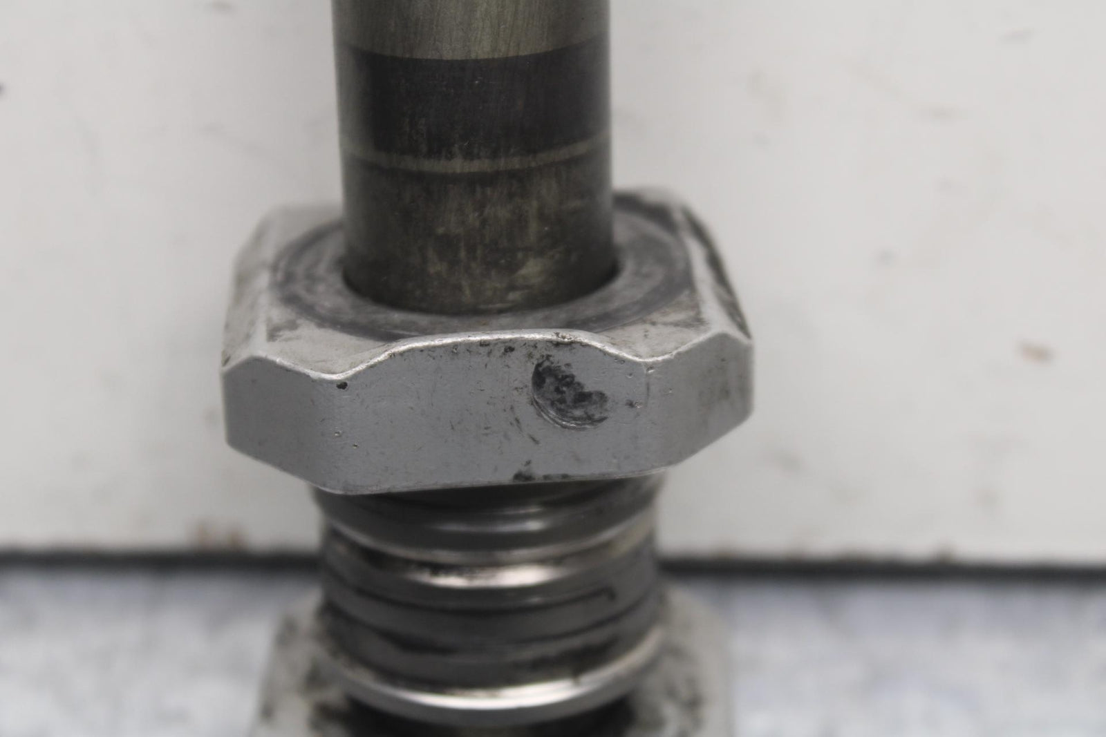 05 YAMAHA YZF R6S REAR AXLE BACK WHEEL RIM PIVOT BOLT AXEL BB50