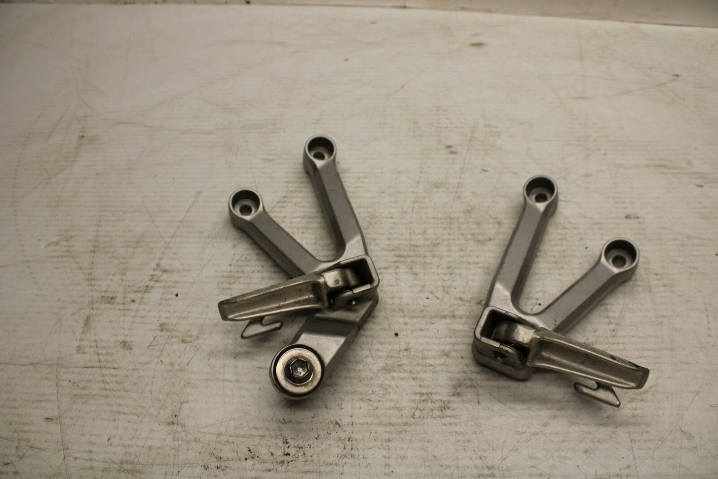 03-11 SUZUKI SV650A REAR BACK PASSENGER PEG SET PAIR BB290