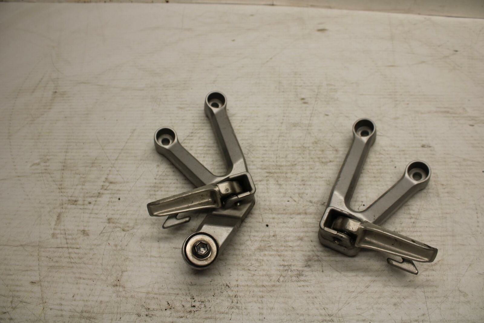 03-11 SUZUKI SV650A REAR BACK PASSENGER PEG SET PAIR BB290