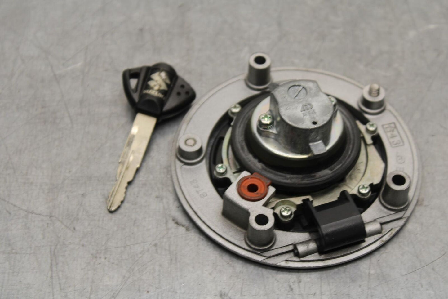 11-22 SUZUKI GSXR600 FUEL TANK GAS CAP WITH KEY BB582