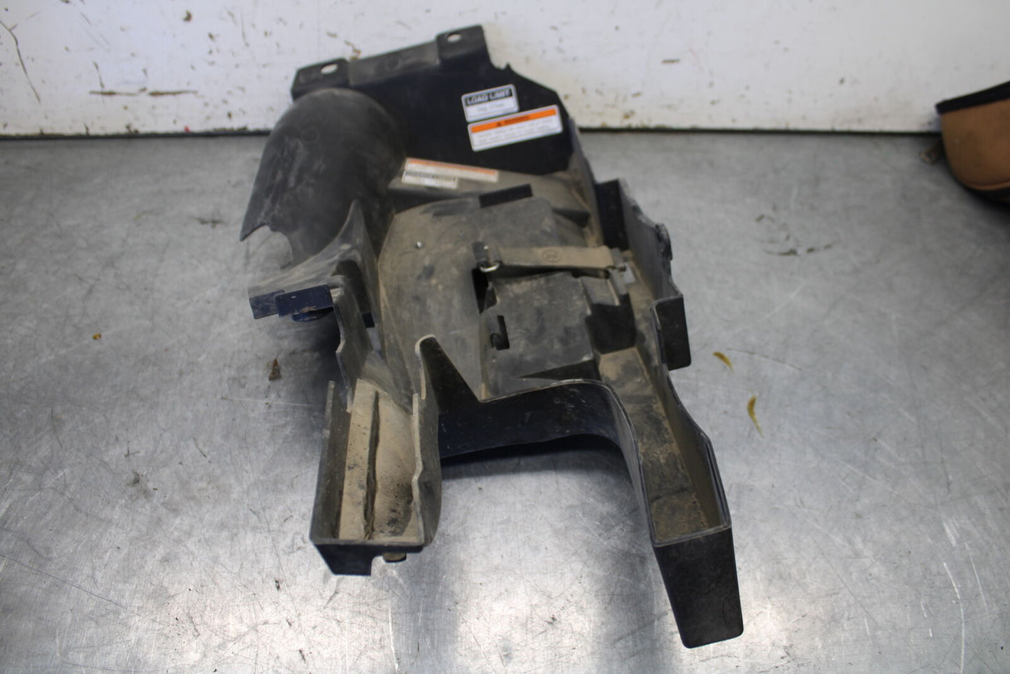07-09 YAMAHA FZ6 REAR BACK TAIL UNDERTAIL BATTERY TRAY PLASTIC BB713